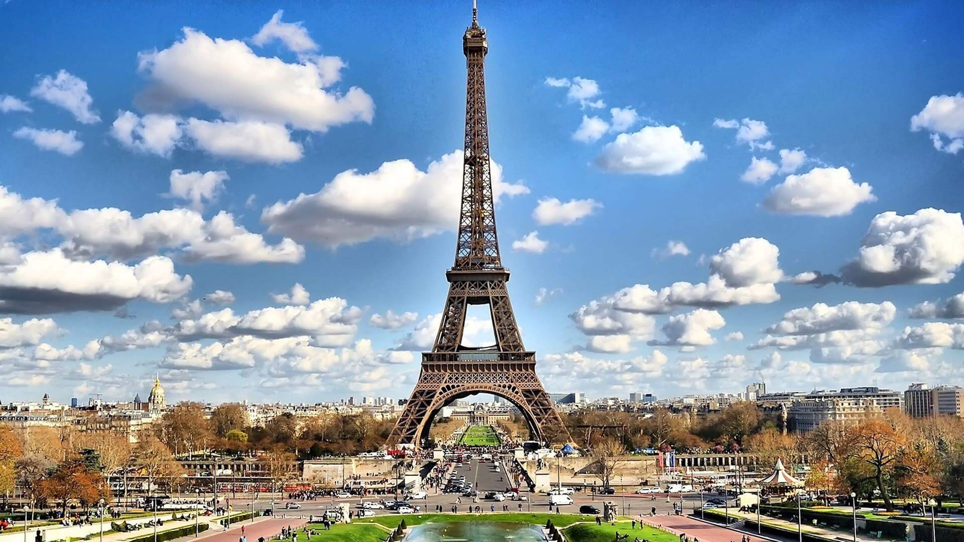 Detalles del paisajismo a los pies de la Torre Eiffel